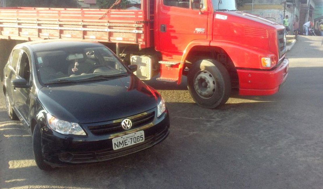 Caminhão e carro de passeio se envolvem em acidente em Arapiraca