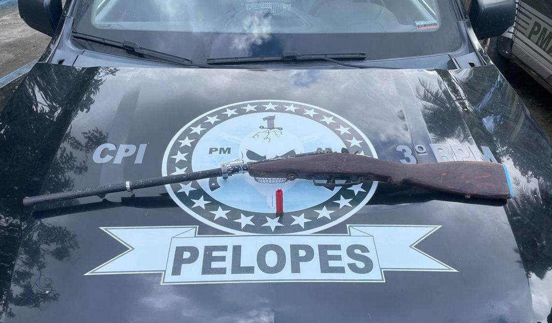 Jovem de 18 anos é preso ao ser flagrado com espingarda dentro de bar em Arapiraca