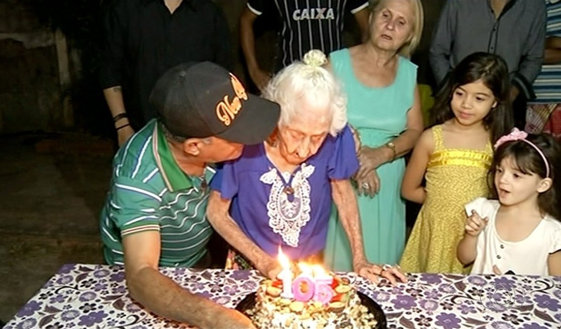 Idosa que teve 24 filhos comemora 105 anos com festa de aniversário, no TO