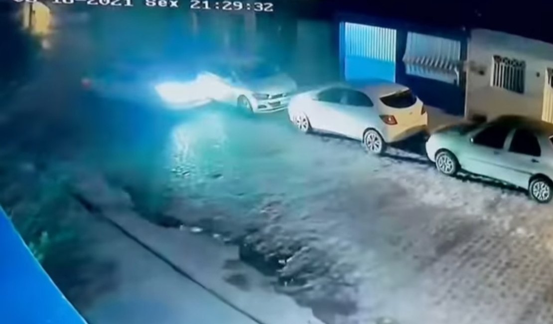 Motorista de carro desgovernado que atingiu veículo em Arapiraca paga prejuízo para vítima