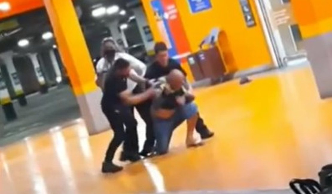 Vídeo. Homem é espancado até a morte em supermercado do grupo Carrefour