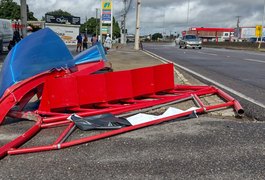 Vídeo. Condutor perde o controle de veículo e atinge ponto de ônibus, em Arapiraca