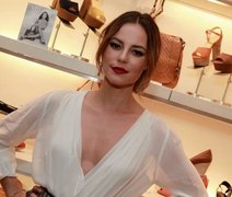 Decotada e fendada, Paolla Oliveira esbanja boa forma