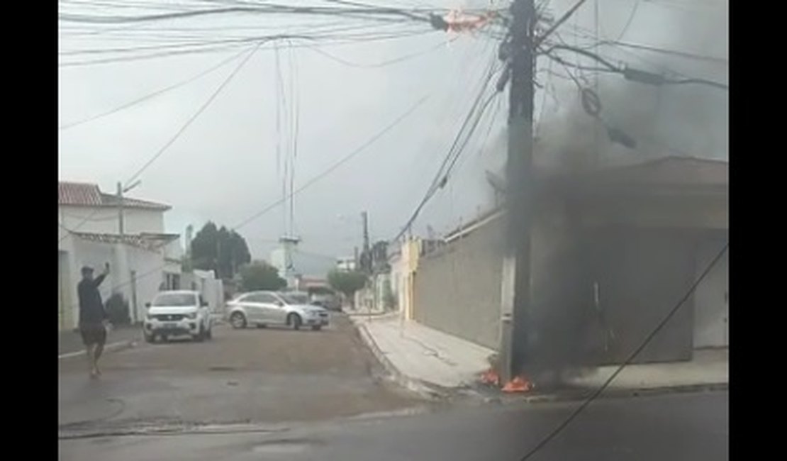 Vídeo. Poste pega fogo e assusta moradores do bairro São Luis, em Arapiraca