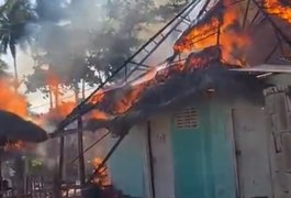 Barraca de praia pega fogo na Praia de Guaxuma, em Maceió