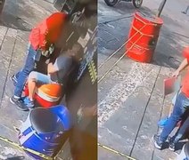Vídeo. Ladrão nota que vítima era conhecido, desiste de assalto e o abraça