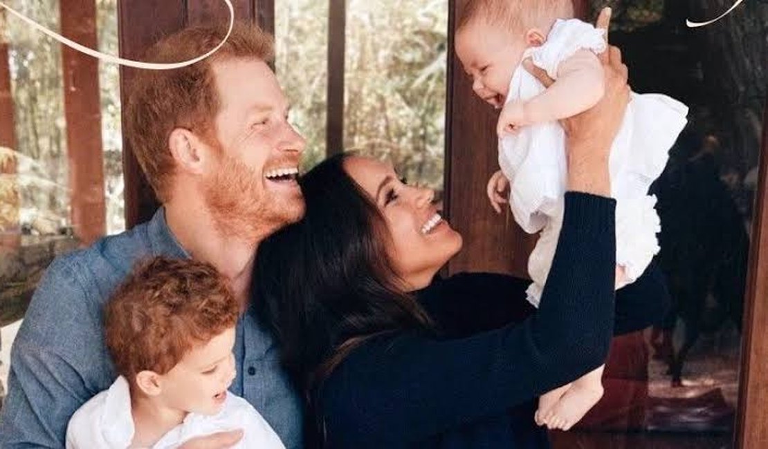 Sem Meghan e os filhos, príncipe Harry vai à coroação do pai
