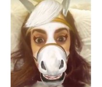 Anitta aponta erro de inglês em hotel de Maringá e revolta população