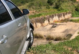 Caminhonete fica pendurada em mureta de barragem e por pouco não cai, em Arapiraca