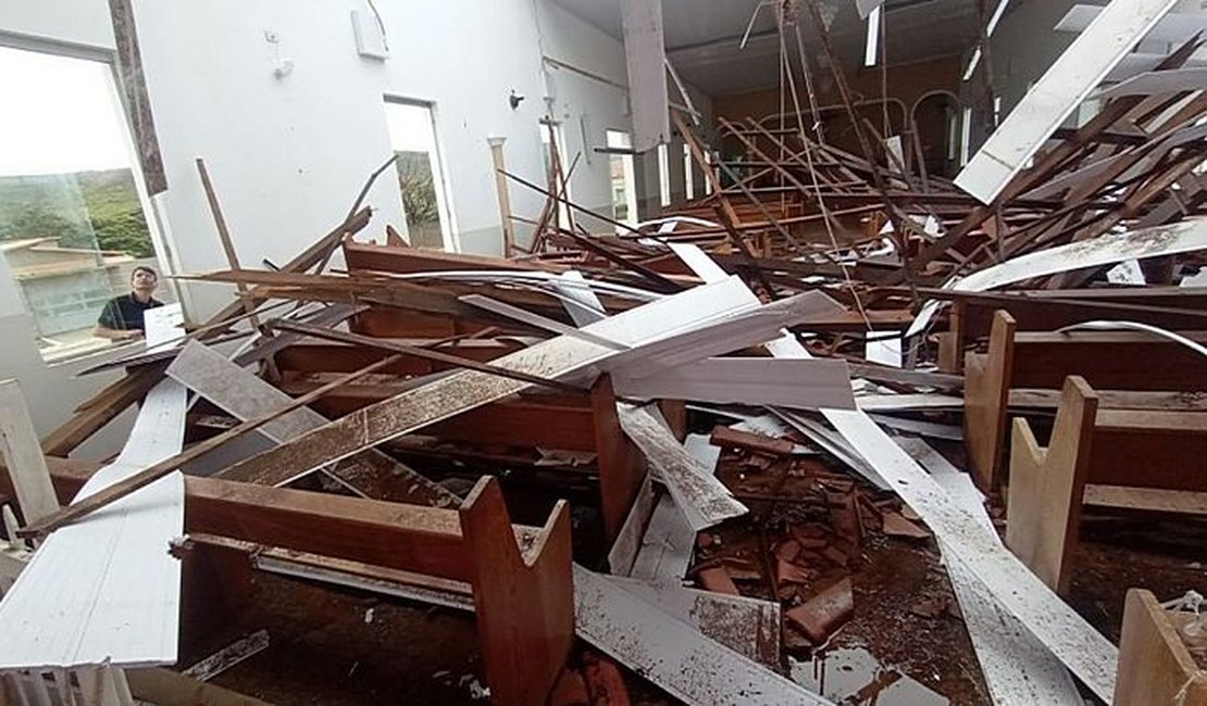 Teto de igreja desaba durante missa e deixa 80 feridos
