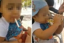 Pai é procurado pela polícia por filmar seu filho de 4 anos fumando e bebendo em bar