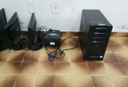 Equipamentos de informática da Prefeitura de Arapiraca são encontrados abandonados em via pública