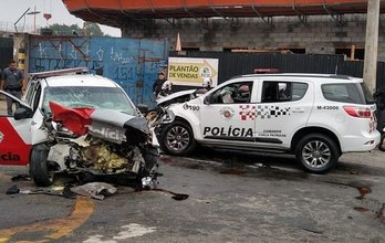 Acompanhamento policial termina com nove policiais feridos após acidente