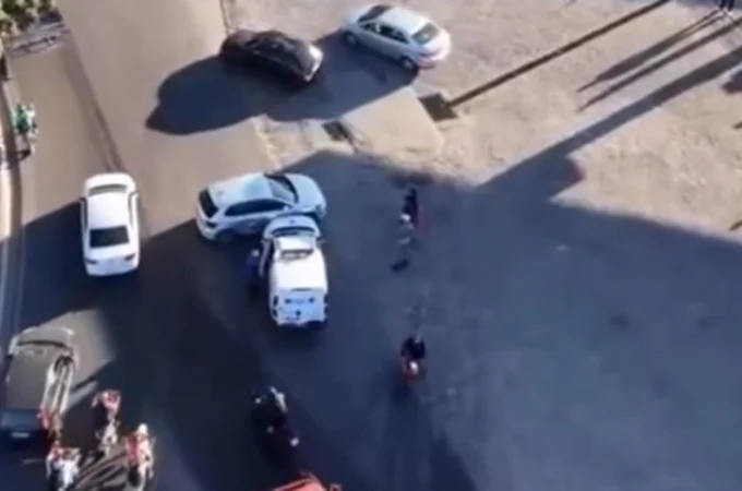 Colisão na rotatória do BPRv envolve carro e ambulância de Campo Alegre