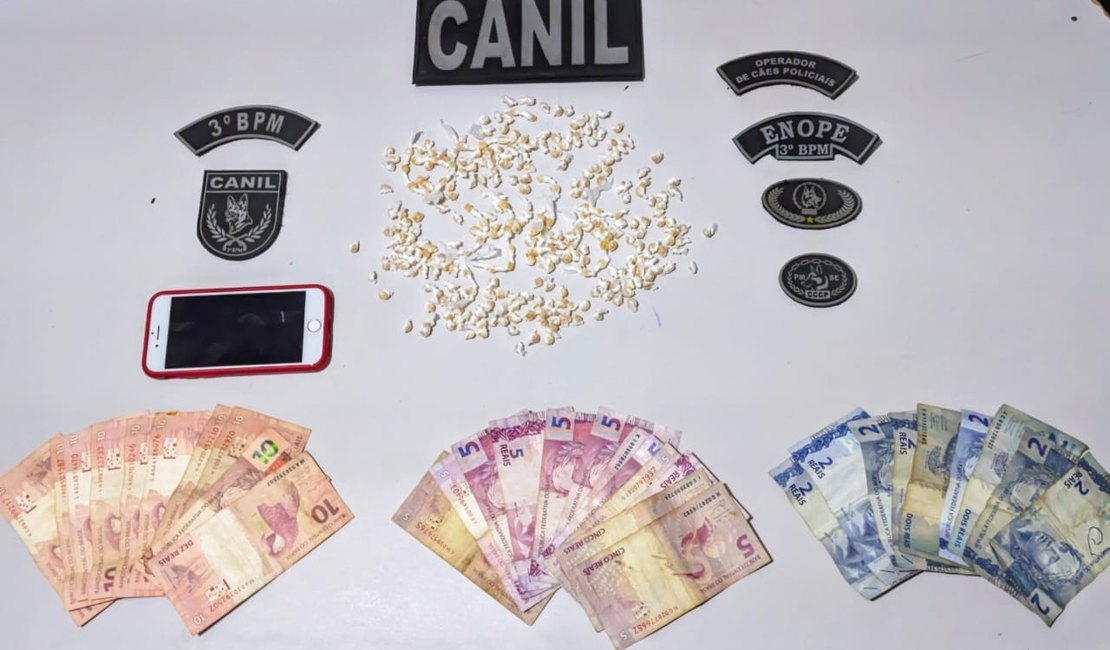 Canil do 3° BPM apreende quase 300 pedras de crack com homem e adolescente em Arapiraca
