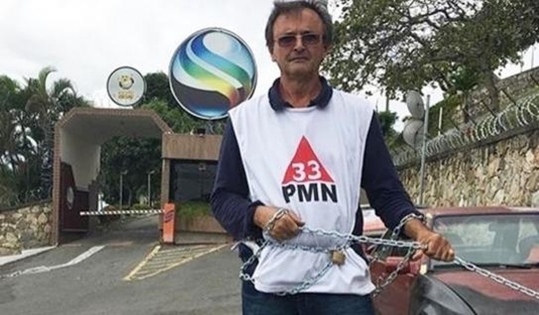 Candidato protesta acorrentado em frente à Globo por ficar fora de debate