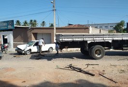 Colisão envolvendo veículo de passeio e caminhão é registrada no bairro Baixa Grande, em Arapiraca