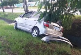 Condutor perde o controle e veículo cai em vala na Durval de Góes Monteiro