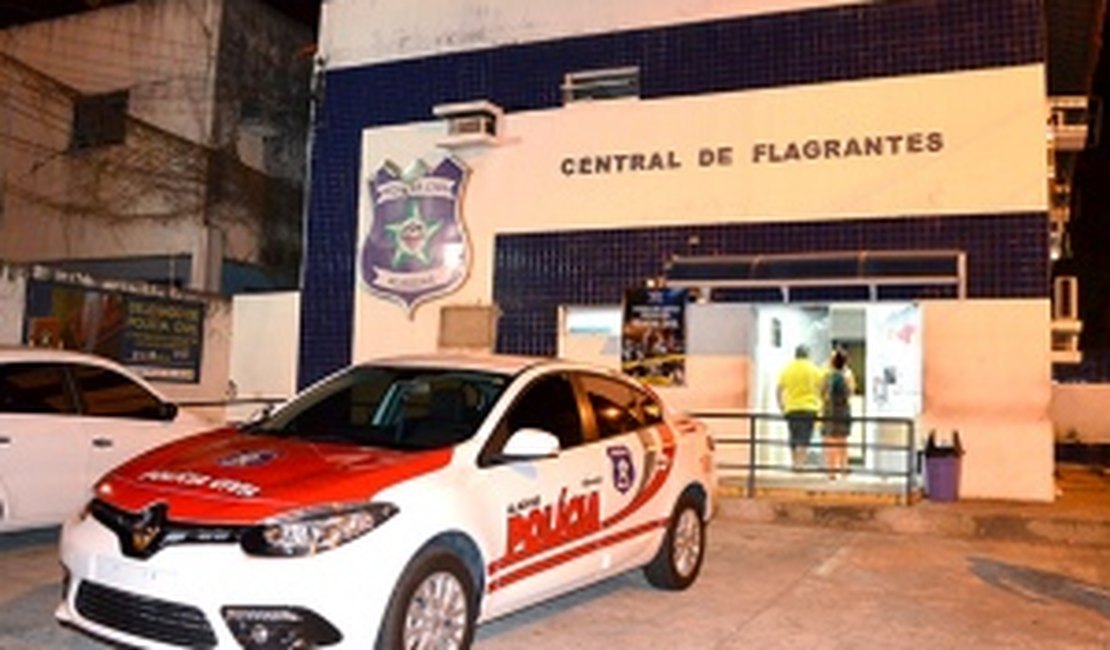 Homem golpeia porta da casa do vizinho para matar esposa com facão