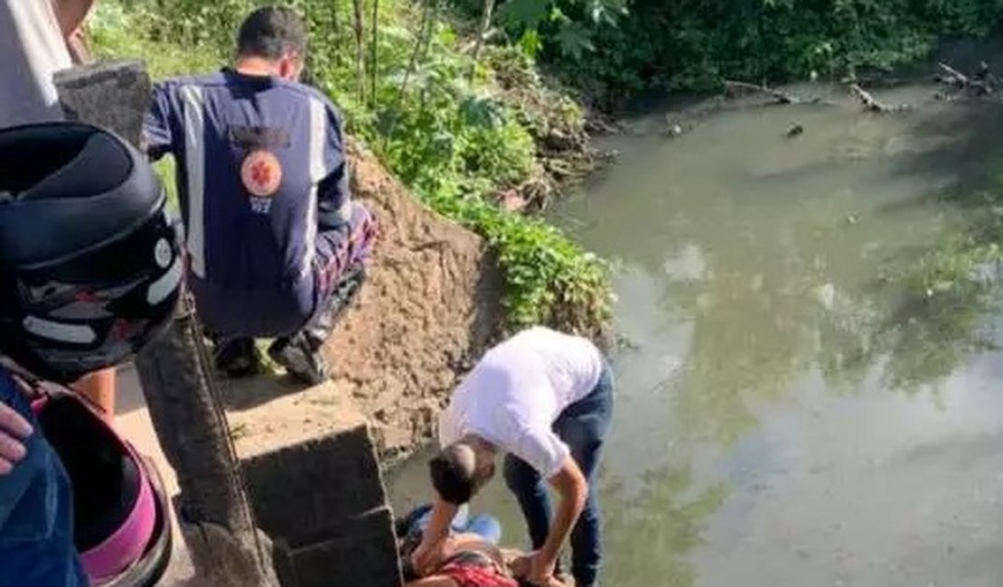 Mulher cai de ponte na 'Ladeira do Claudionor' e fica desacordada, em Arapiraca