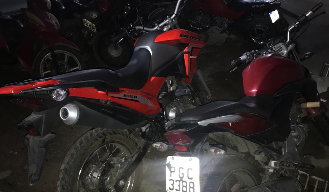 Polícia apreende drogas, arma e motocicletas com jovem no bairro Baixão