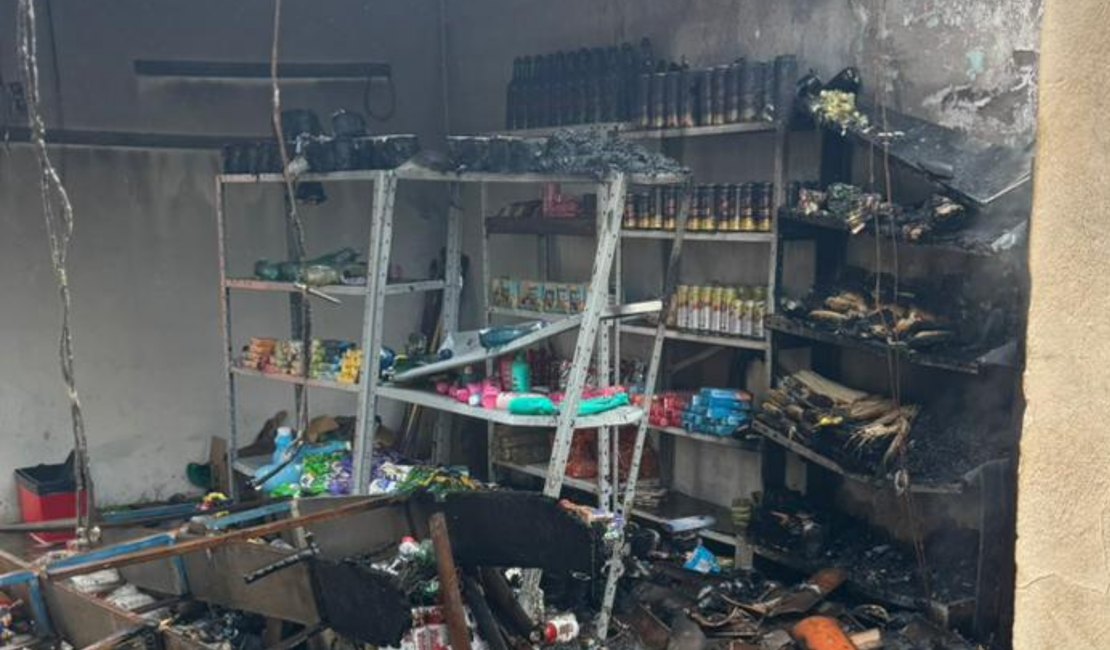 Corpo de Bombeiros combate incêndios em estabelecimentos comerciais em Maceió e Arapiraca