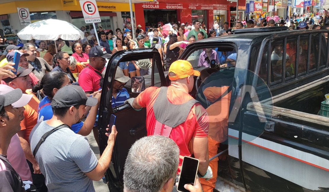 Jiboia arco-íris 'dá susto' em ocupantes de caminhonete e é resgatada por bombeiros em Arapiraca