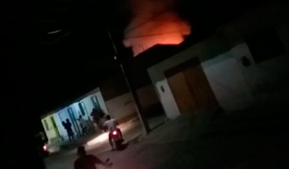 Vídeo. Incêndio de grandes proporções atinge casa em São José da Laje