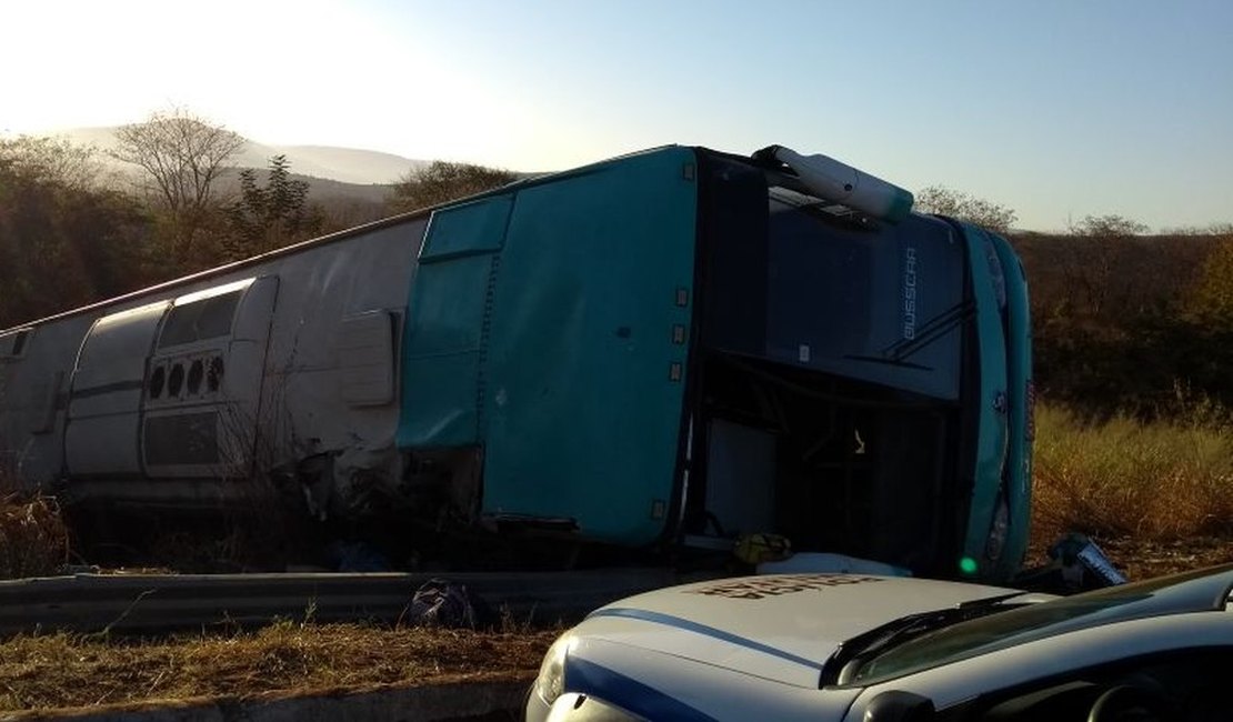 Acidente com ônibus deixa oito mortos e 27 feridos em MG