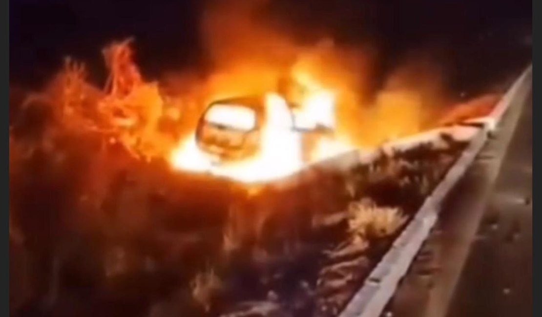 Carro cai em ribanceira e pega fogo, em grave acidente na AL 220, no Sertão alagoano
