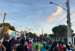 Milhares de pessoas participam de peregrinação de mais de 6km até o Morro Santo da Massaranduba