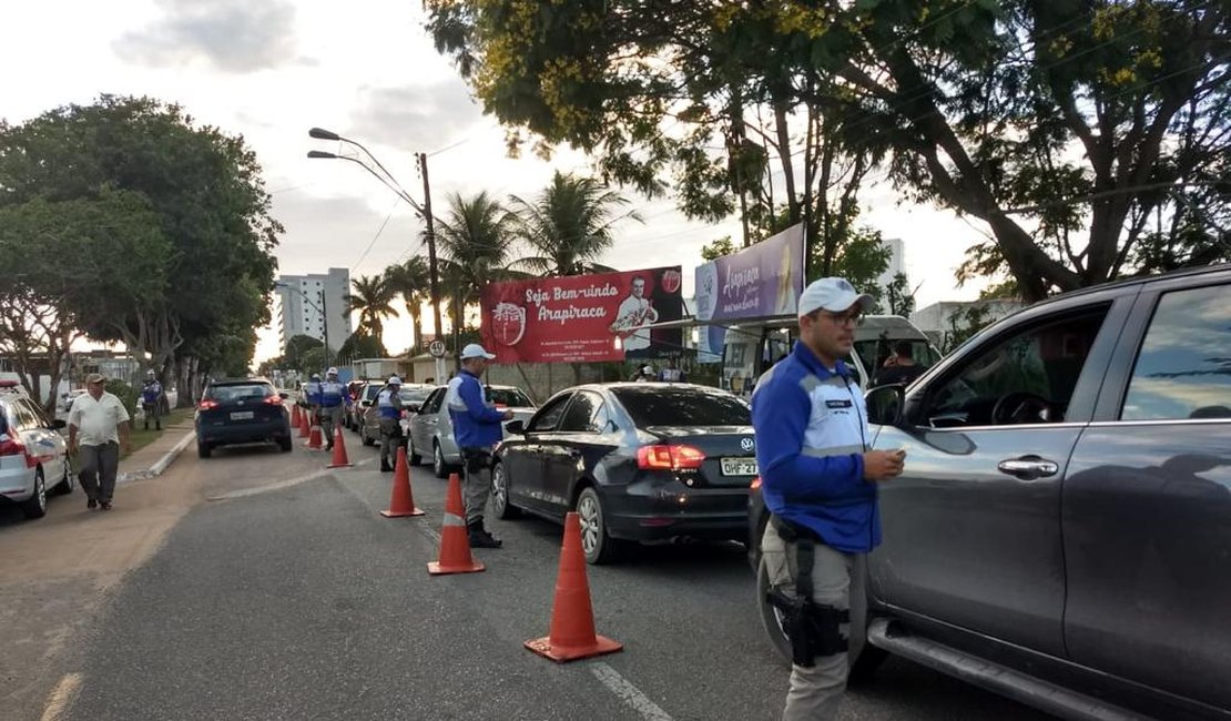 Operação Lei Seca apreende CNHs e flagra 7 pessoas dirigindo sem habilitação