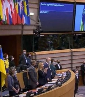 Zelensky é aplaudido no Parlamento Europeu: 'Provem que estão conosco'