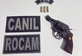 PM apreende revólver em residência e homem diz que recebeu R$ 700 para guardar arma, em Arapiraca
