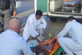 VÍDEO. Caminhão tomba em trecho de rodovia, em Junqueiro, e duas pessoas são socorridas