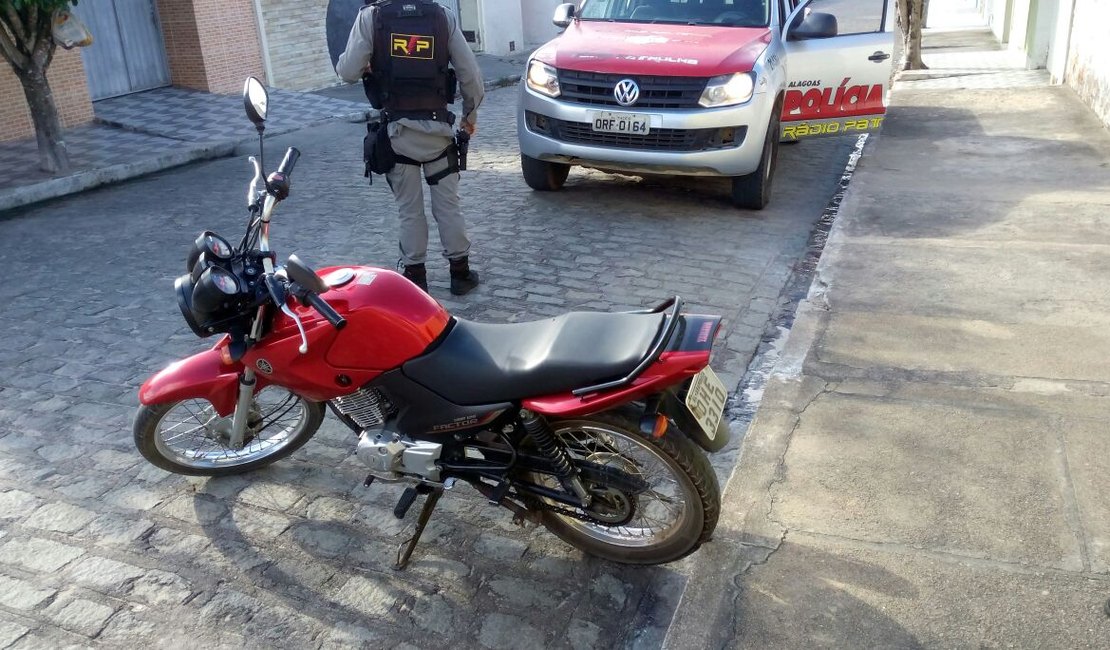 Radiopatrulha recupera moto roubada, no bairro Brasília, em Arapiraca