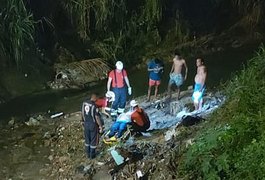 Motociclista cai de barranco com aproximadamente 5 metros e vai parar em córrego, em Maceió