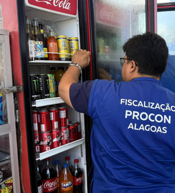 Procon-AL autua postos de combustíveis e apreende produtos vencidos na operação Consumo Seguro