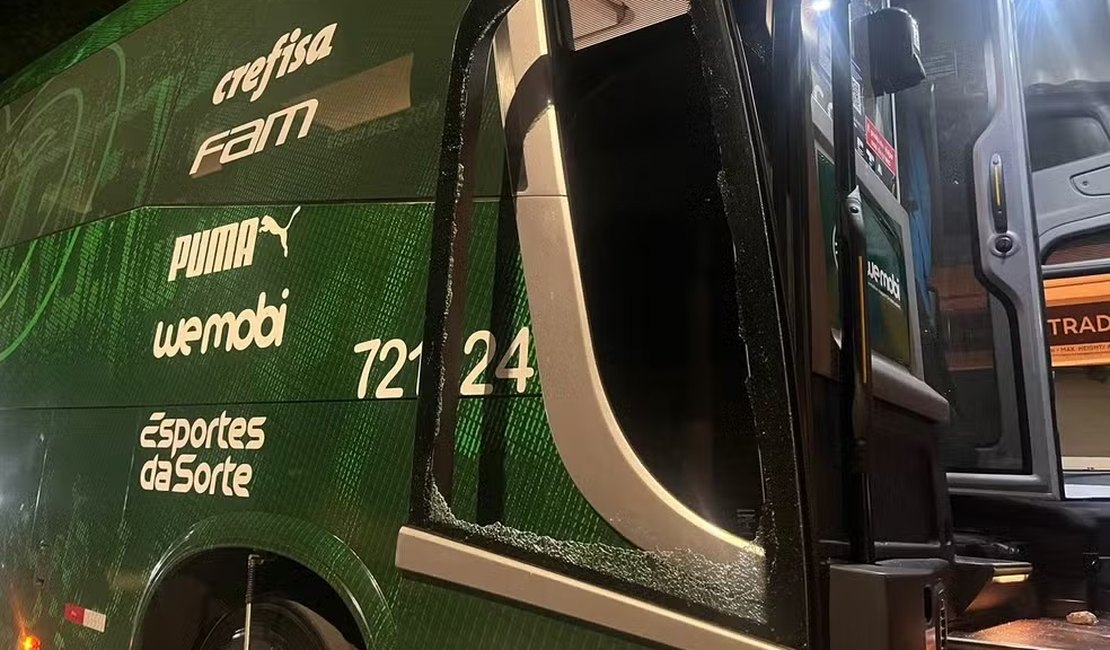 Ônibus do time feminino do Palmeiras é apedrejado em rodovia de SP