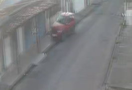 VÍDEO: Confira o momento em que carro invade calçada e derruba puxadinho de imóvel em Arapiraca