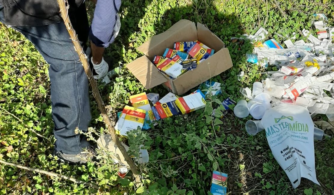 Vigilância Sanitária constata descarte irregular de medicamentos em terreno baldio de Arapiraca