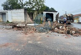 Após falhas no freio, caminhão de coleta de lixo colide contra muro de residência em Arapiraca