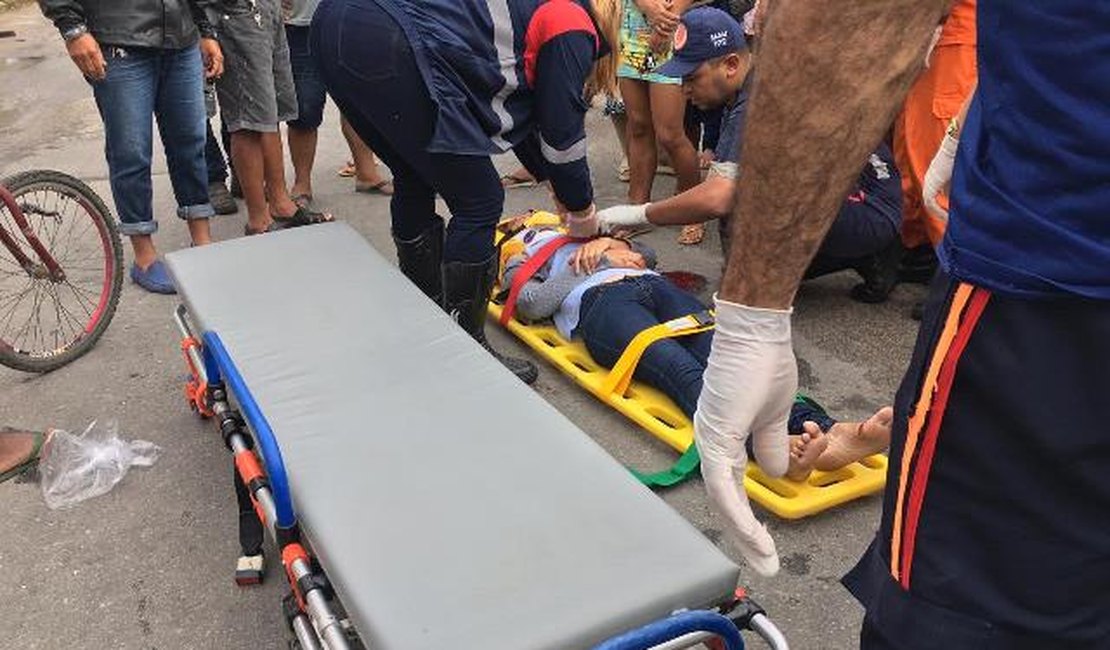Mulher fica ferida após ser atropelada por motocicleta no bairro Caititus, em Arapiraca