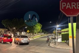 Veículos de passeio colidem em cruzamento perigoso, em Arapiraca