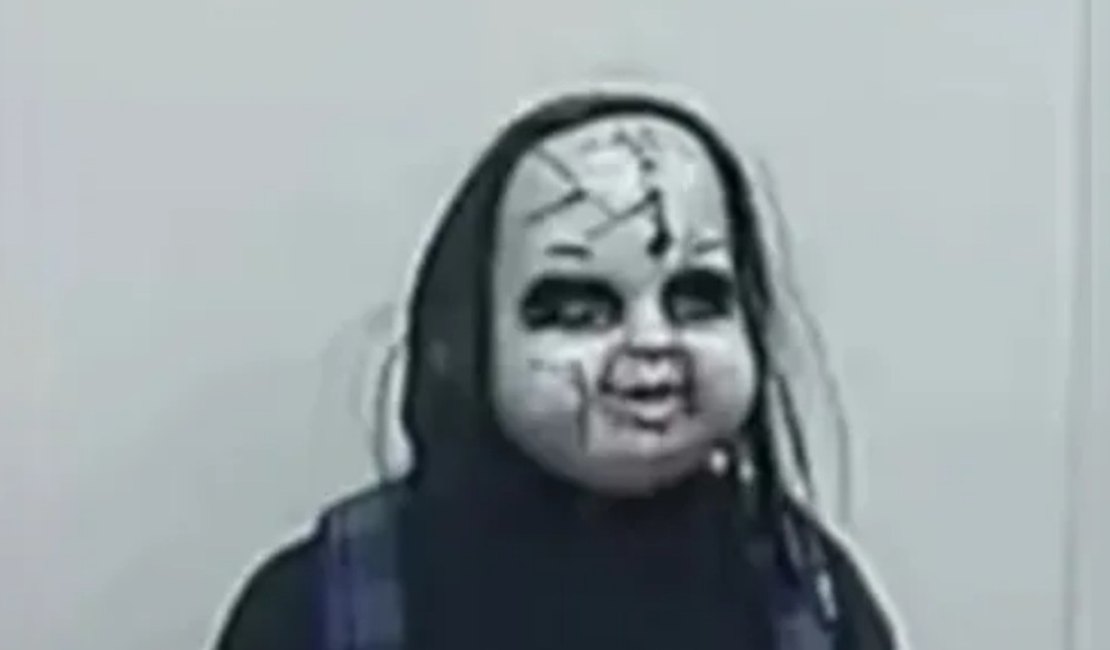 Homem com máscara de Chucky é preso após perseguir moradores nos EUA