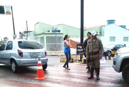 Motorista colide em veículo e foge, na Praça Lions, em Arapiraca