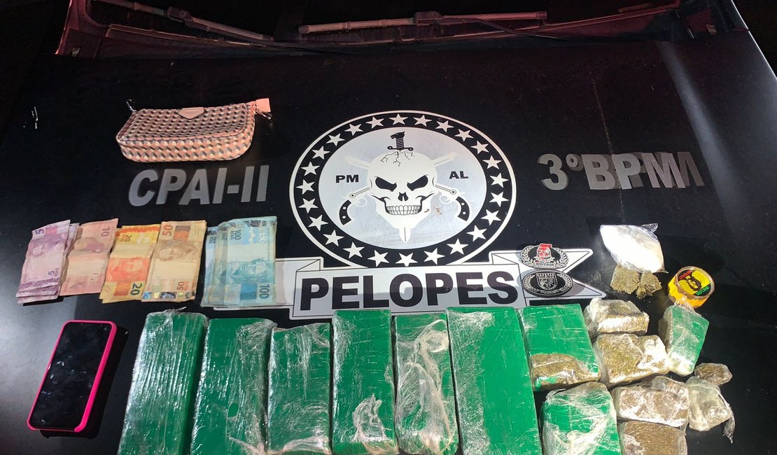 Drogas e criança chorando: Polícia prende companheira de traficante conhecido em Arapiraca