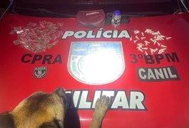 Suspeito de tráfico de drogas é preso com bombinhas de maconha e pinos de cocaína em Arapiraca