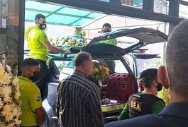 Corpo de Paulinha Abelha, da Banda Calcinha Preta, é levado para Simão Dias
