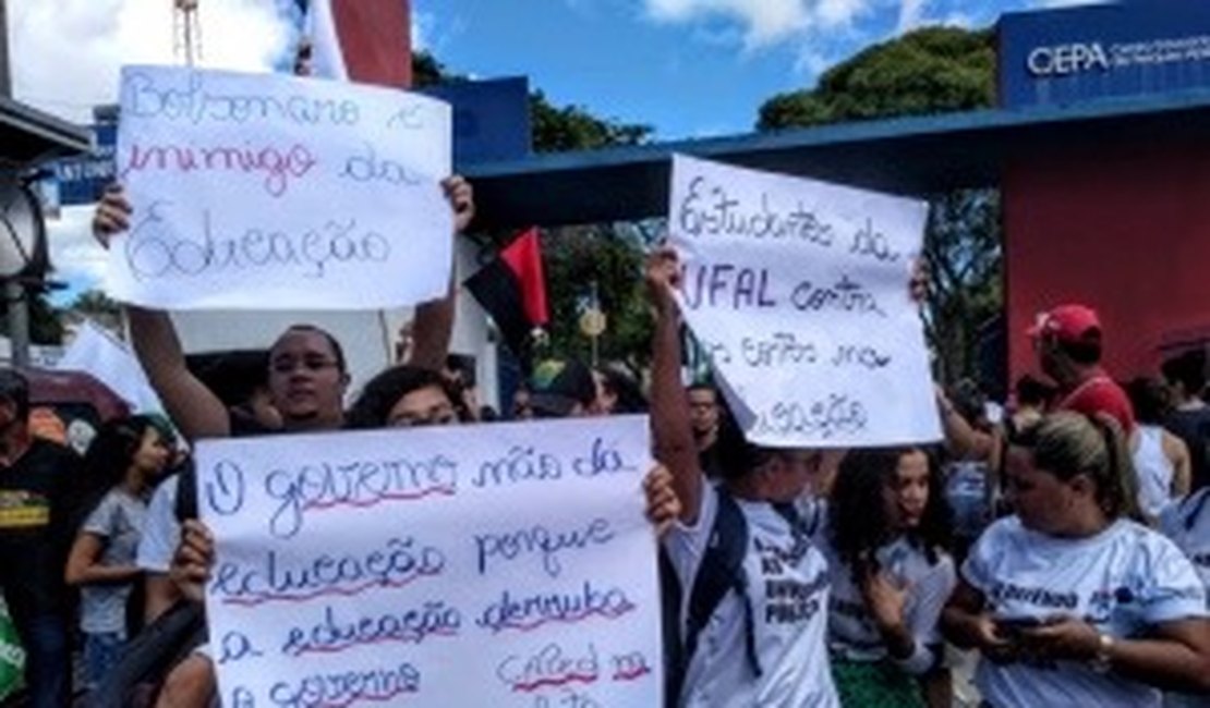 Greve Nacional da Educação tem atos em Alagoas contra o governo de Bolsonaro